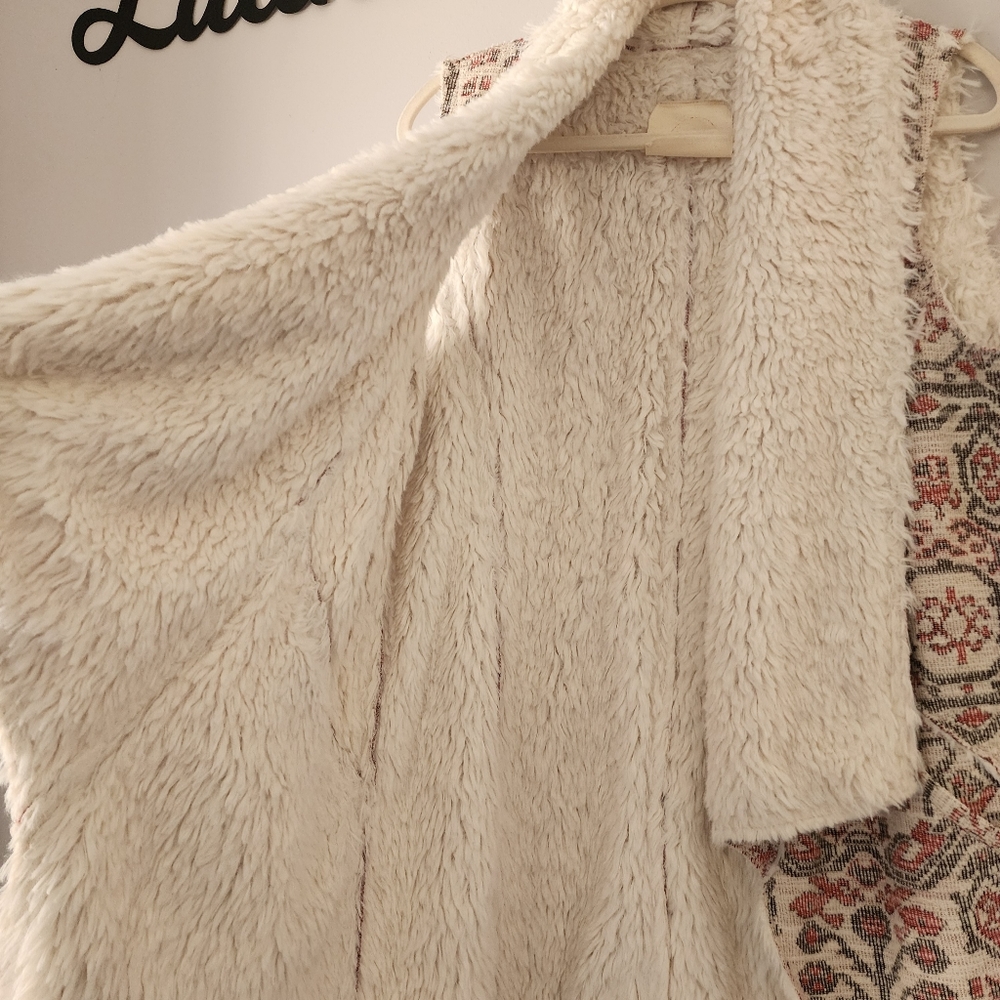 Anthropologie Hei Hei Jacquard Aztec Print Faux Fur Vest Size Large - Picture 4 of 11